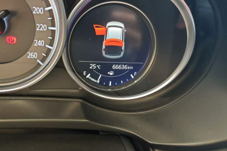 Used Mazda CX-5 2017 2.5L Automatic 4x4 Flagship Version China VI Standard Odometer Close Up