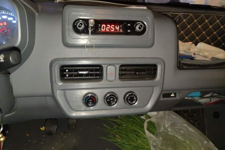 Used Wuling Yangguang 2024 300km Range Practical Window-Sealed Version 60kW Audio And AC Panel