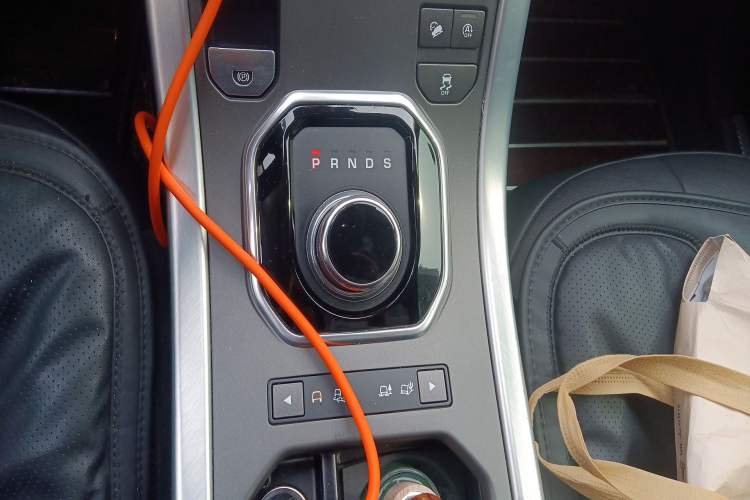 Used Land Rover Range Evoque 2018 240 PS SE Smart Brilliance Edition Gear Lever