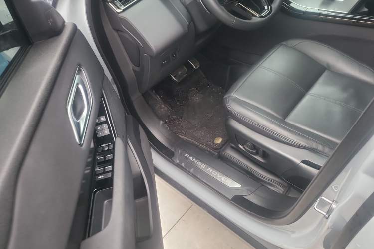 Used Land Rover Range Velar 2024 Dynamic SE Left Front Seat