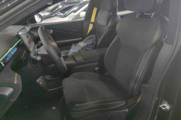 Used Lynk & Co Lynk & Co 10 EM-P 2025 Model 240 All-Wheel Drive Ultra—Sport Edition