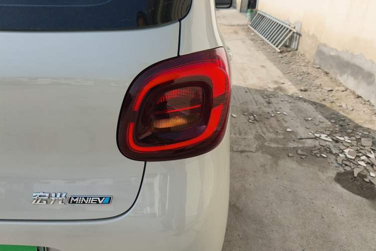 Used Wuling Hongguang MINIEV 2025 Four-Door Version Advanced Edition Right Rear Taillight
