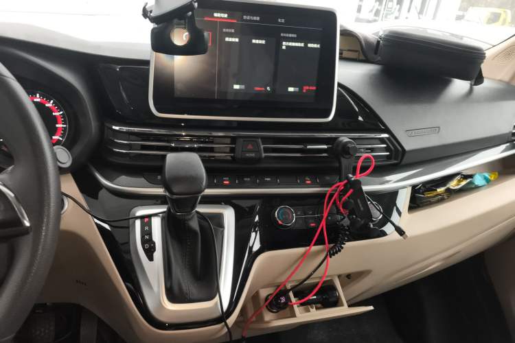 Used SAIC MAXUS Xintu V90 2020 2.0T AMT Yunjie Edition Front-Wheel Drive Rear Single Tire Short Wheelbase High Roof 6-Seater
