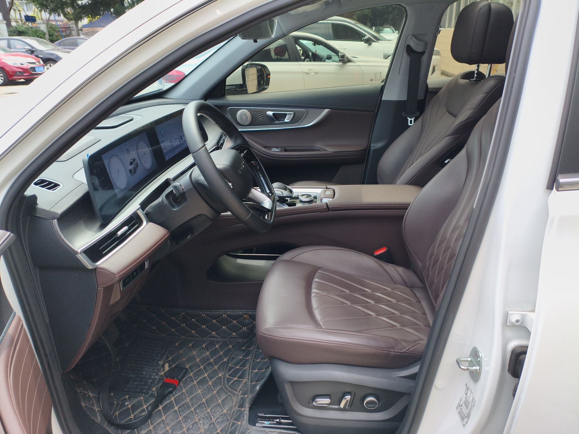 المقاعد الأمامية داخل السيارة