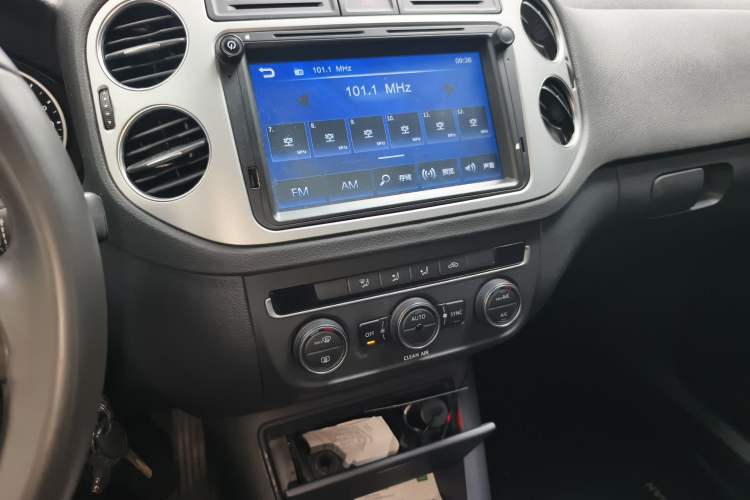 Used Volkswagen Tiguan 2017 300TSI Automatic Two-Wheel Drive Silk Road Comfort Edition Audio And AC Panel