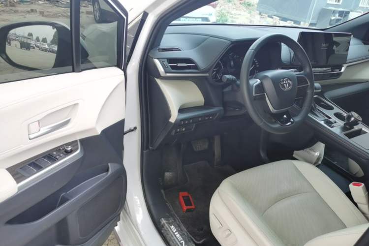 Used Toyota SIENNA 2024 2.5L Hybrid Luxury Edition Driver Seat