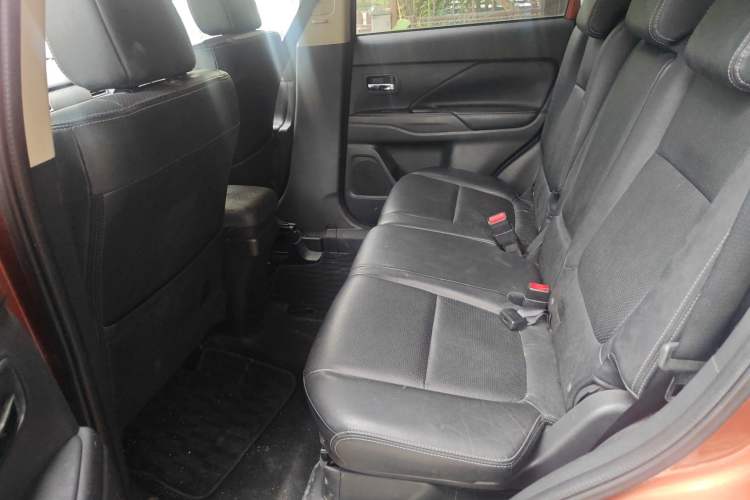 Used Mitsubishi Outlander 2013 2.4L Four-Wheel Drive Luxury Navigation Version 7 Seats