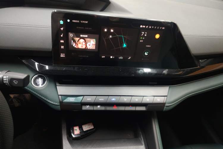 Used Changan UNI-V iDD 2024 Blue Whale Smart Electric iDD 136km ZhiKu Model
