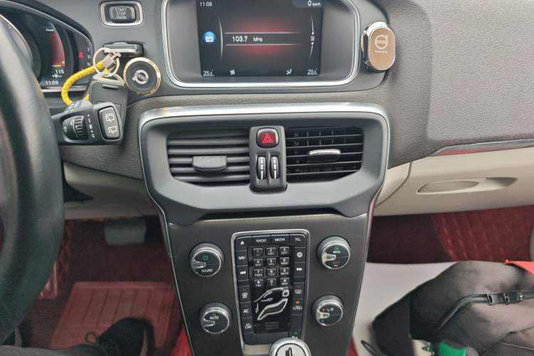 Used Volvo V40 2015 1.6T Zhiyi Edition
