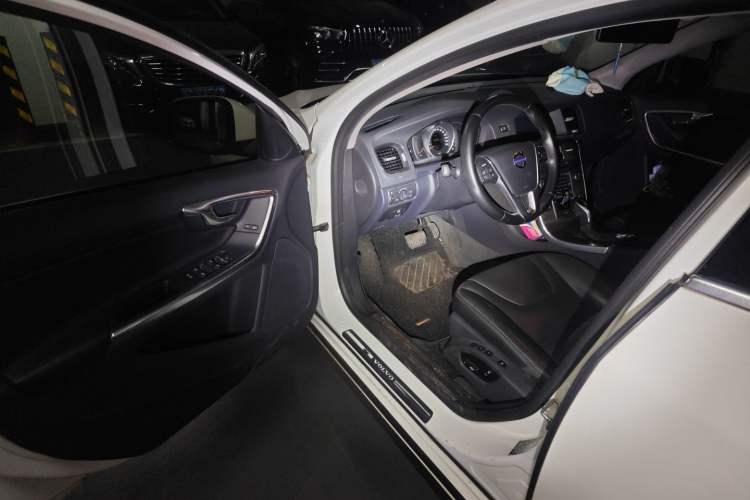 Used Volvo V60 2014 T5 Zhiyi Edition
