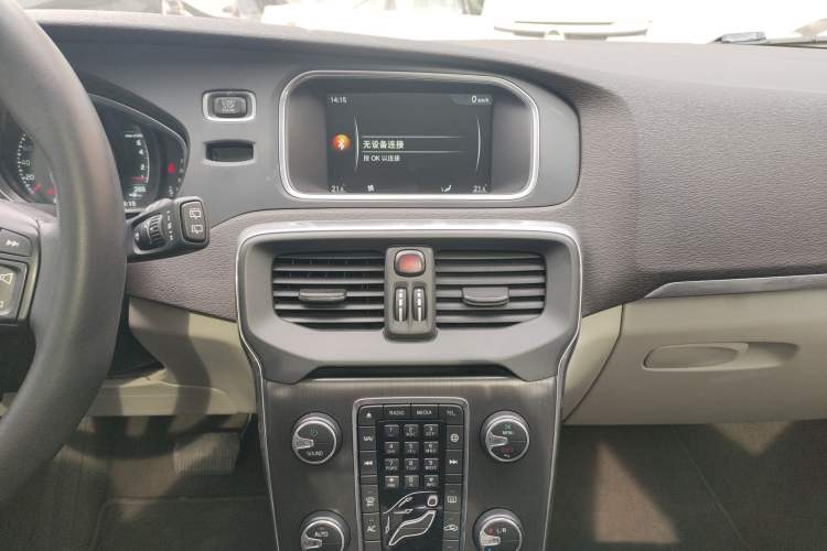 Used Volvo V40 2016 T4 Smart Luxury Edition