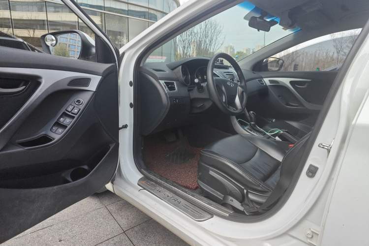 Used Hyundai Elantra (5th Generation / Langdong) 2016 1.6L Automatic Smart Version