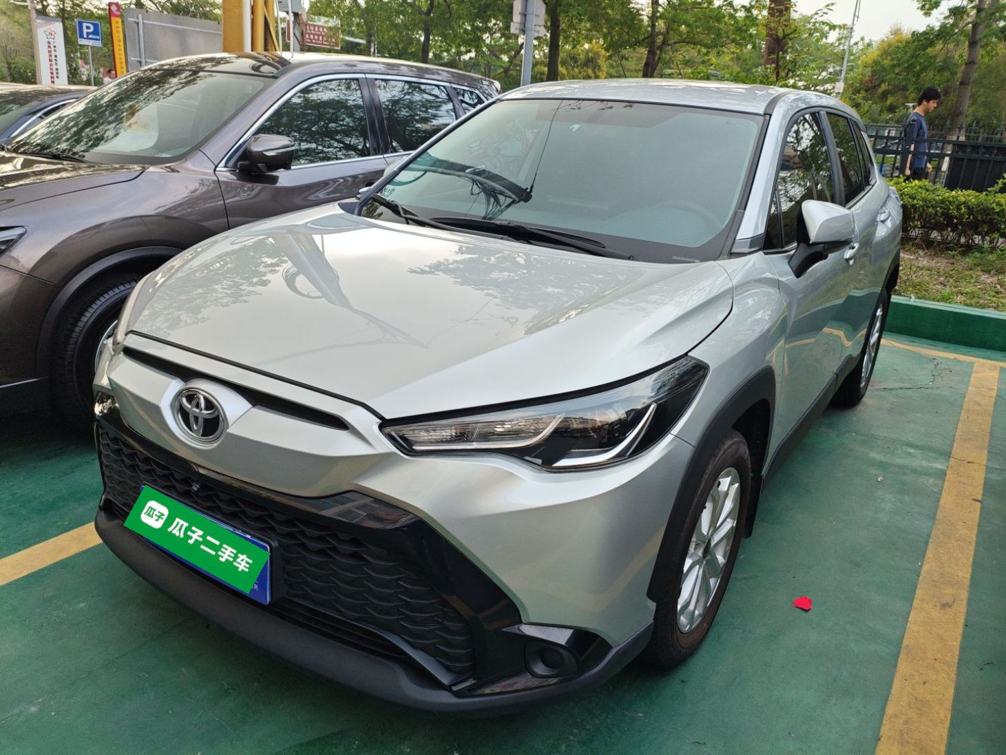 Под передней частью автомобиля