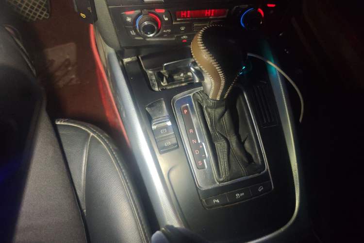 Used Audi Q5 2012 2.0TFSI Technology Model Gear Lever