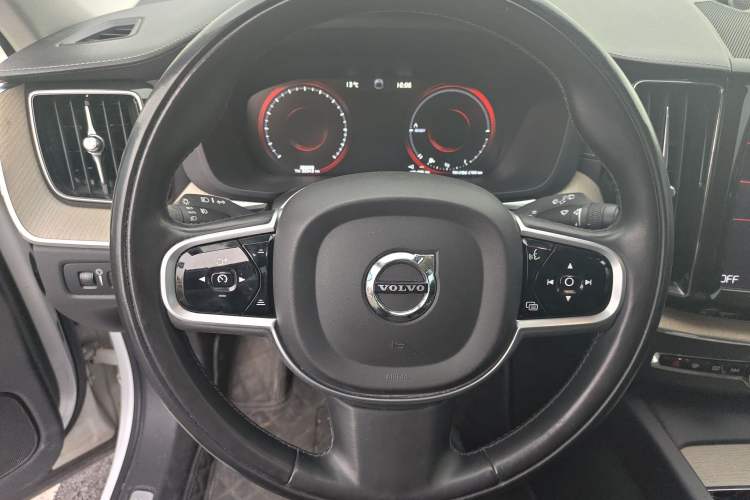 Used Volvo XC60 New Energy 2019 T8 E-Drive Hybrid Prestige Luxury Version China V Standard Steering Wheel