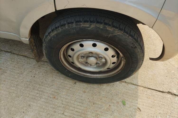 Used Wuling Rongguang 2019 1.5L Extended-Body Van Base Model with 2 Seats Right Front Wheel Hub