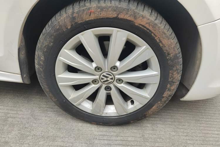 Used Volkswagen Sagitar 2014 Revised Version 1.4TSI Automatic Luxury Edition Right Front Wheel Hub