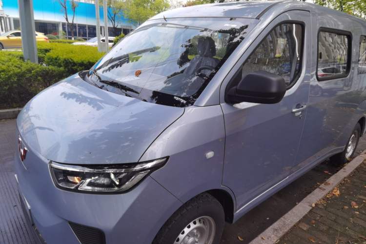 Used Wuling Yangguang 2024 300KM Comfort Version Passenger Van 75kW
