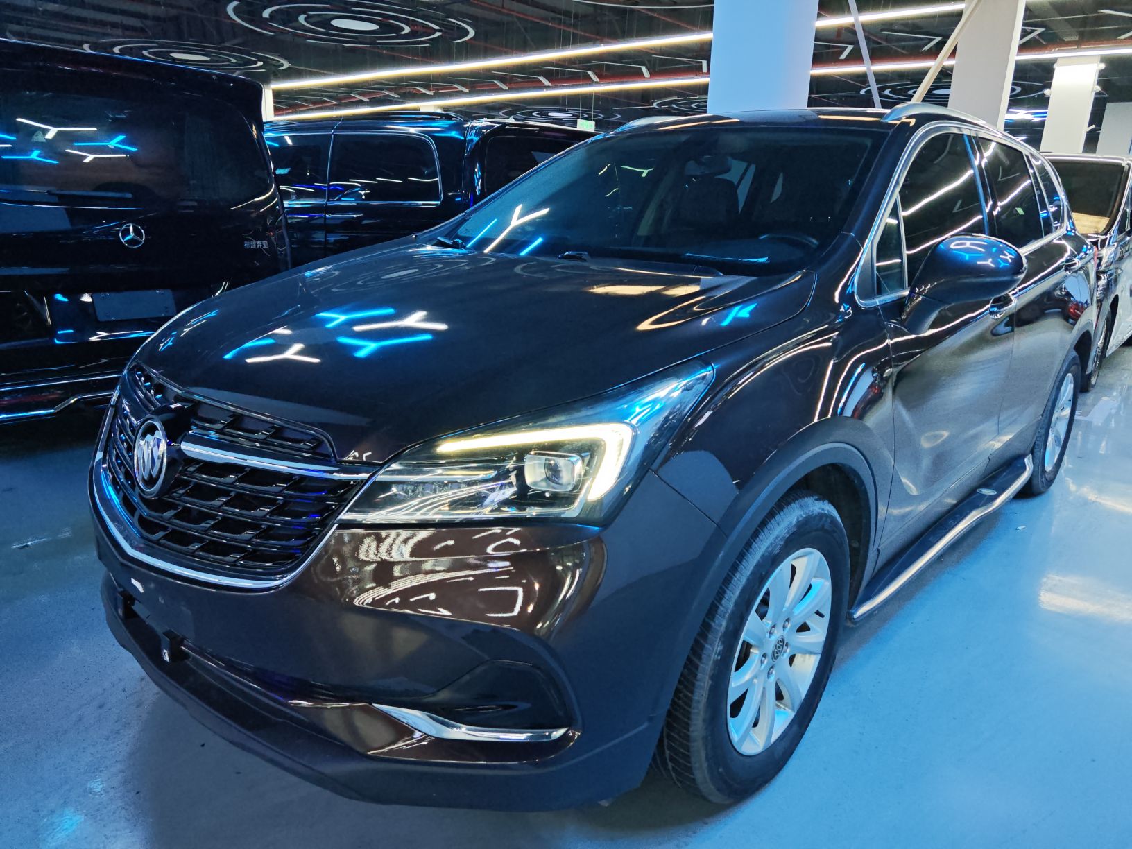 Под передней частью автомобиля