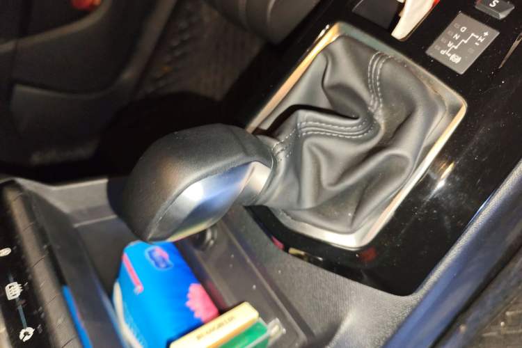 Used Peugeot 408 2022 1.6T Light-Chasing Edition Gear Lever