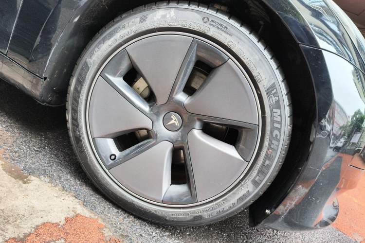 Used Tesla Model 3 2022 Rear-Wheel-Drive Version Right Front Wheel Hub