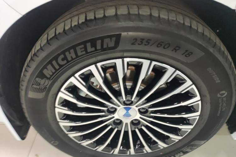 Used Denza D9 2022 DM-i 970 Four-Wheel Drive Prestige Model Right Rear Wheel Hub