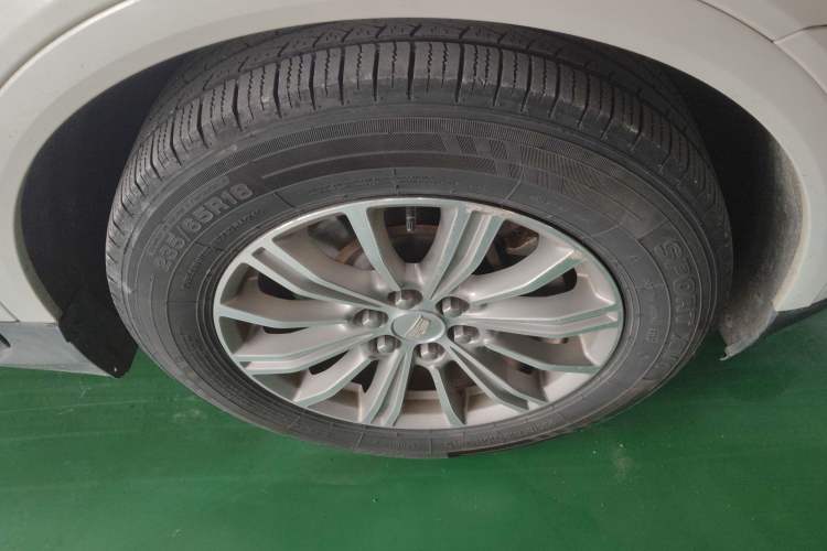 Used Cadillac XT5 2016 25T Luxury Model Right Front Wheel Hub