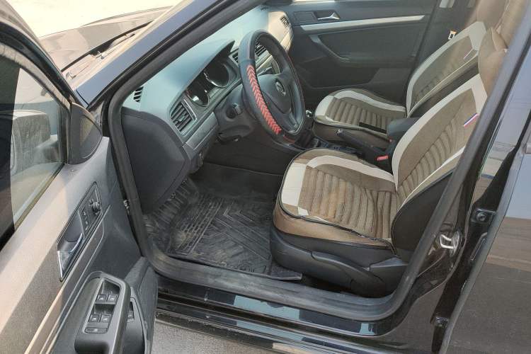 Used Volkswagen Lavida 2015 1.6L Manual Fashion Edition