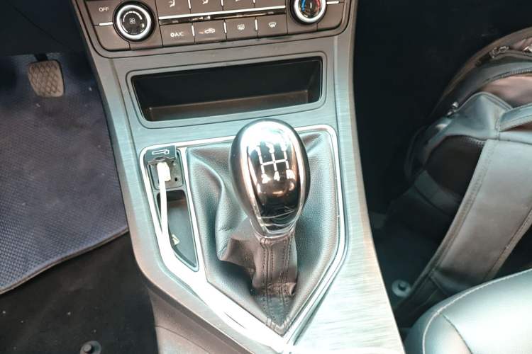 Used Geely Auto Vision 2020 Revised 1.5L Manual Asian Games Edition Gear Lever