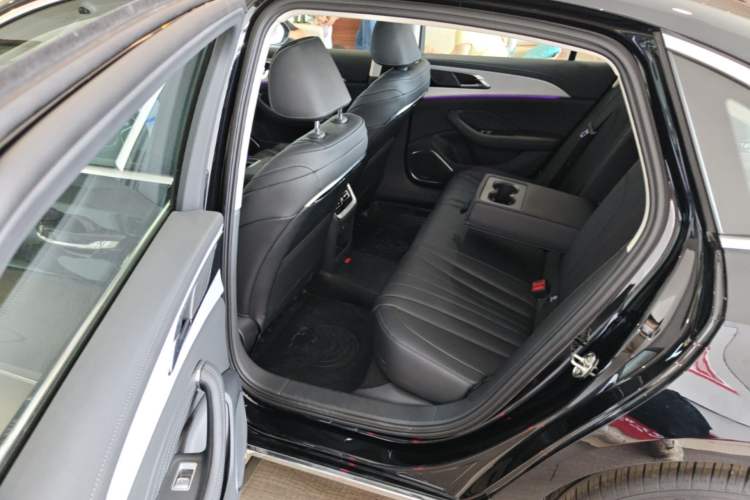 Used Hongqi H5 2025 2.0T Automatic Flag Edition – 500 000 Units Commemorative Version
