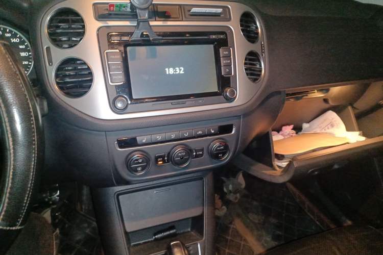 Used Volkswagen Tiguan 2013 1.8 TSI Automatic All-Wheel Drive Luxury Model Audio And AC Panel