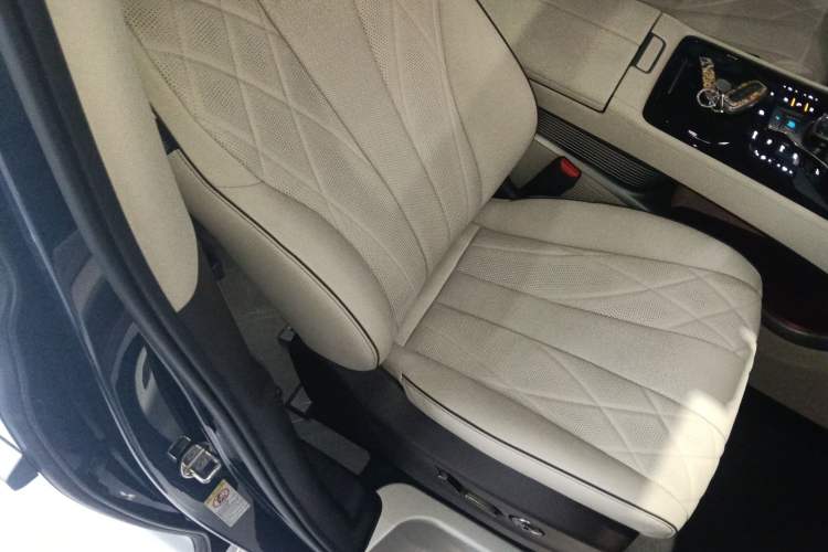 Used Denza D9 2024 DM-i 1050 Luxury Model
