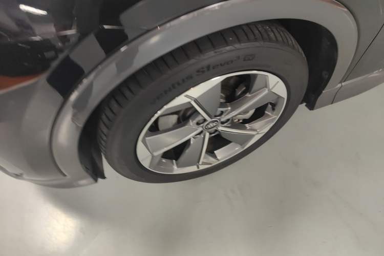 Used Audi Q5 e-tron 2022 40 e-tron Starry Edition Luxury Package Left Front Wheel Hub