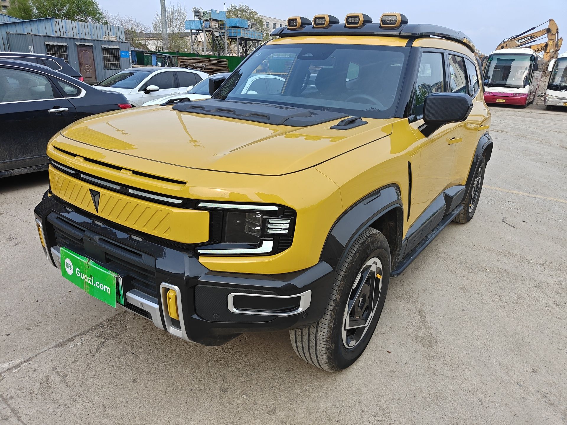 تحت مقدمة السيارة