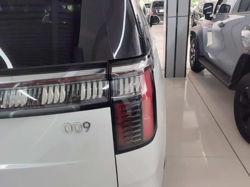 Used Zeekr 009 2022 WE Edition — 7