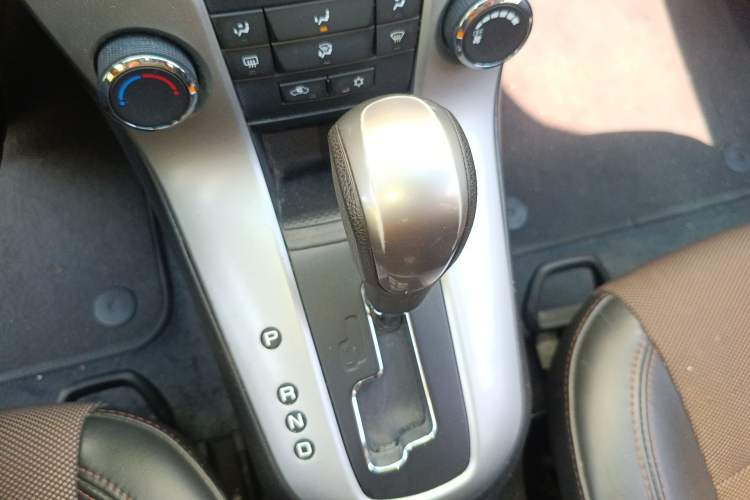 Used Chevrolet Cruze 2015 Hatchback 1.6L Automatic Comfort Edition Gear Lever
