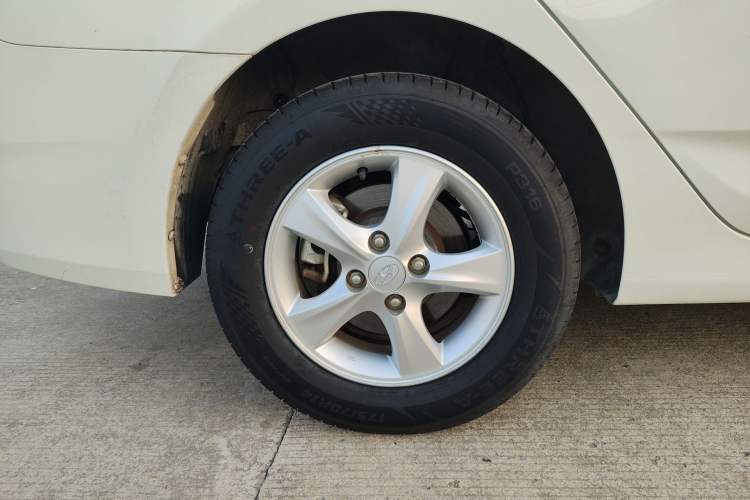 Used Hyundai Verna (older generation) 2014 1.4L Manual Smart GLS Trim Exterior 5