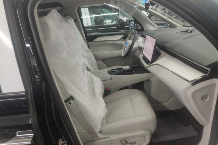 Used Volvo EM90 2025 Ultra Six-Seater Right Front Seat