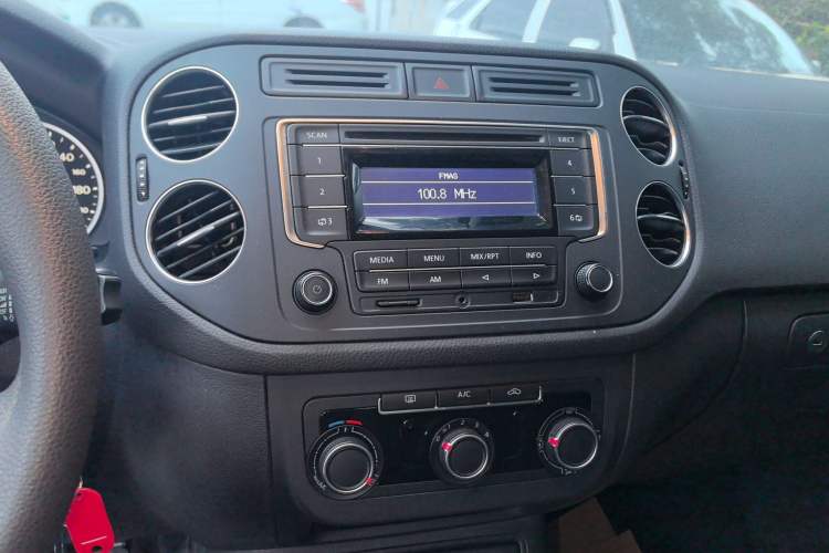 Used Volkswagen Tiguan 2015 1.8TSI Manual Two-Wheel Drive Fashion Edition Audio And AC Panel