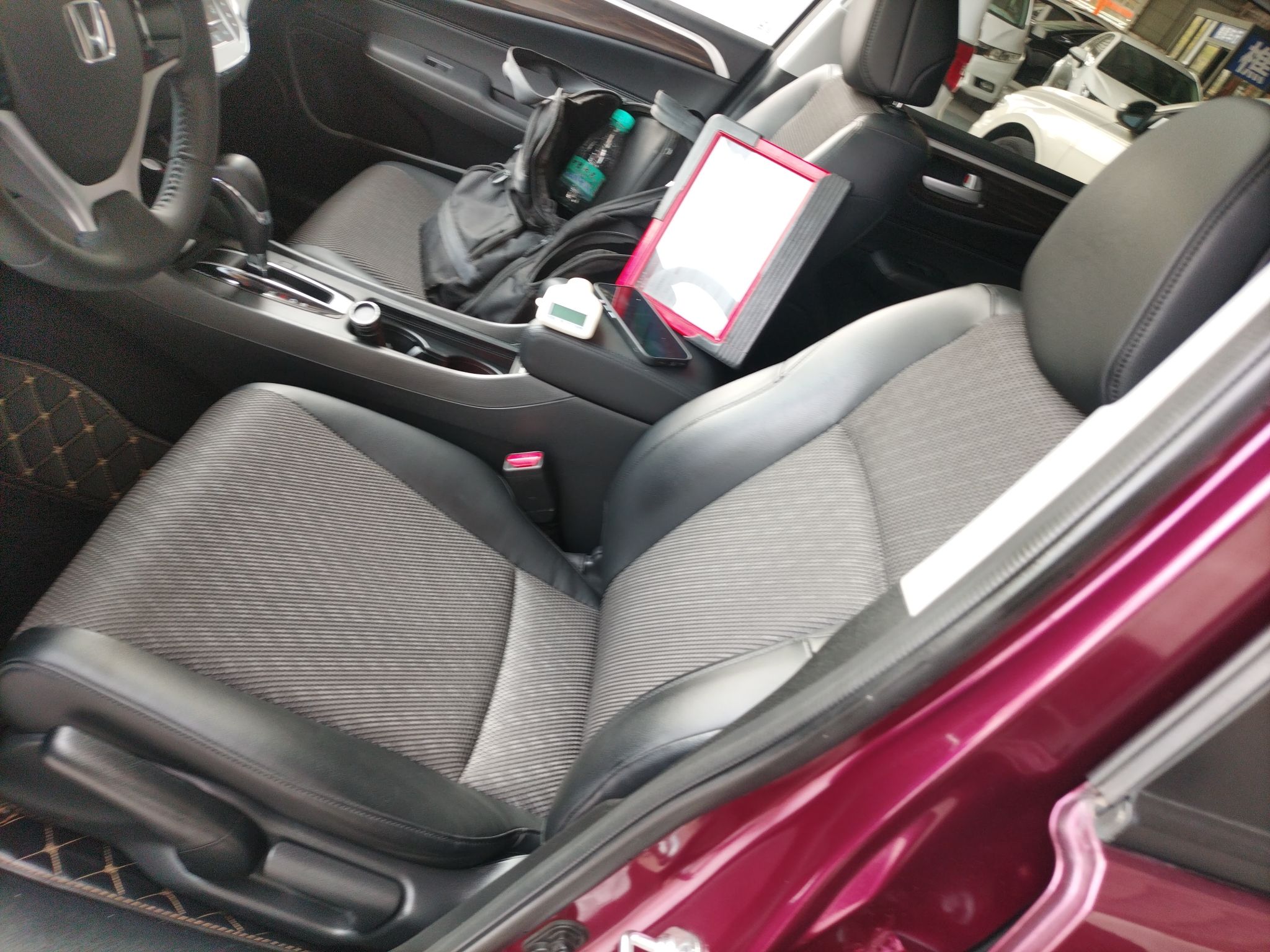 المقاعد الأمامية داخل السيارة