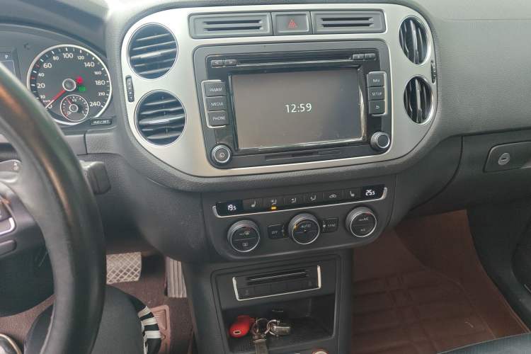 Used Volkswagen Tiguan 2015 1.8TSI Automatic All-Wheel-Drive Luxury Model
