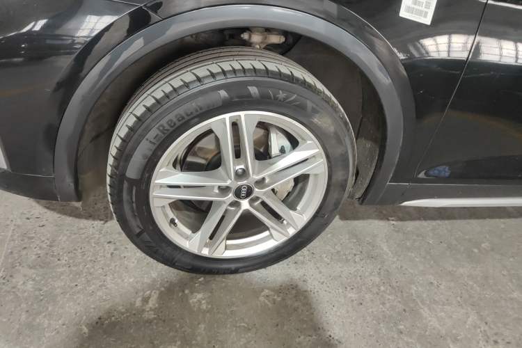 Used Audi Q5L 2022 40T Fashionable and Elegant Model Left Front Wheel Hub