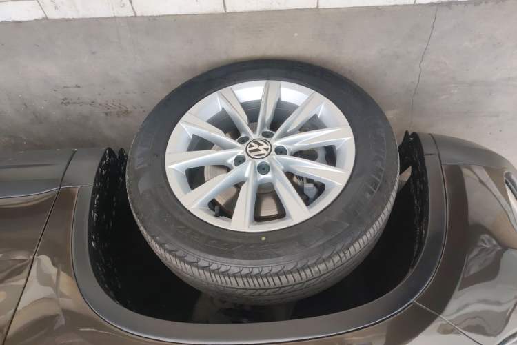 Used Volkswagen Tiguan 2017 300TSI Automatic Two-Wheel Drive Silk Road Comfort Edition Left Front Wheel Hub