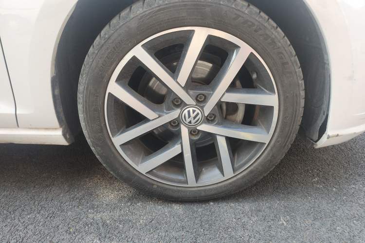Used Volkswagen Golf 2018 230TSI Automatic Luxury Version Right Front Wheel Hub