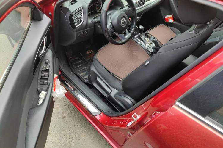 Used Mazda 3 Axela 2016 Sedan 1.5L Automatic Luxury Model
