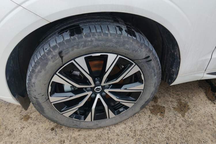 Used Volvo XC60 2024 B5 4x4 Smart Luxury Edition Left Front Wheel Hub