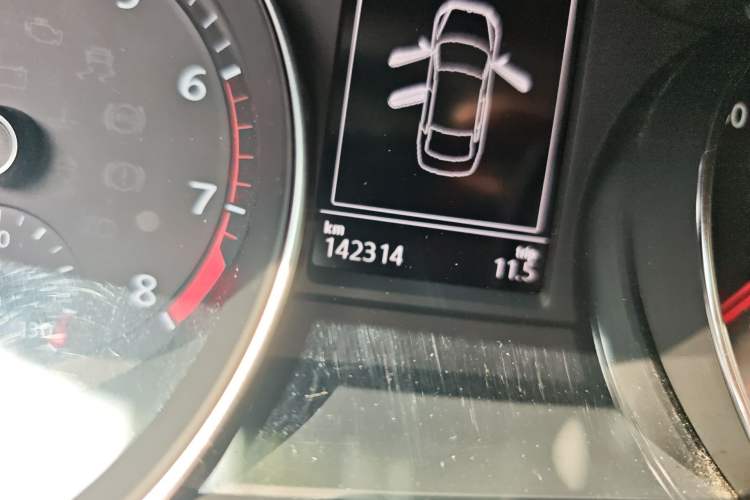 Used Volkswagen Magotan 2018 330TSI DSG Advanced Model Odometer Close Up