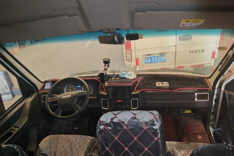 Used Iveco Daily 2020 2.5T A35 Passenger Van with Dual Tires Mid-Roof Design 5-9 Seater Side-Sliding Door China V Emission Standard
