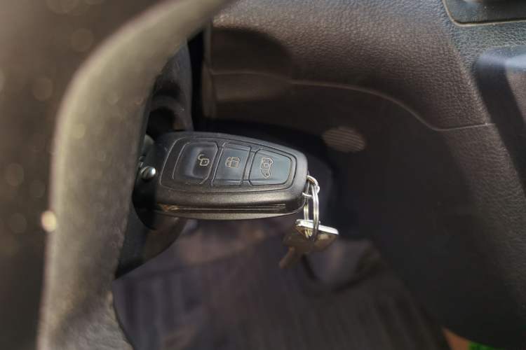 Used Ford Transit 2019 2.0T Gasoline Automatic Multi-Function Commercial Vehicle Mid-Roof 6-Seater China VI Standard