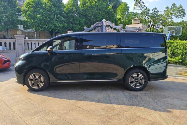 Used Geely Galaxy LEVC L380 2024 140-Degree 6-Seater All-Wheel-Drive Ultra